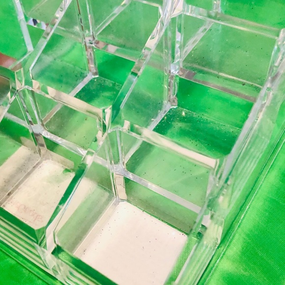 New makeup holds - Picture 5 of 6